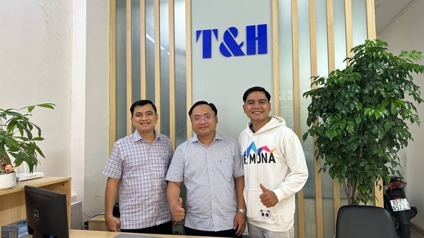 Nhân viên MONA mặc hoodie gặp gỡ ban lãnh đạo doanh nghiệp khách hàng
