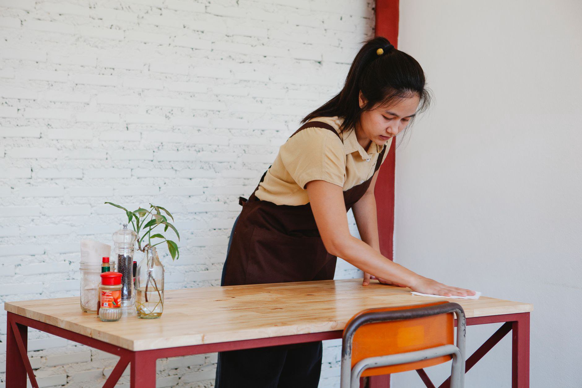 Tạp vụ mặc gì cả ngày: đặc thù công việc quyết định kiểu may Tạp vụ mặc gì cả ngày: đặc thù công việc quyết định kiểu may