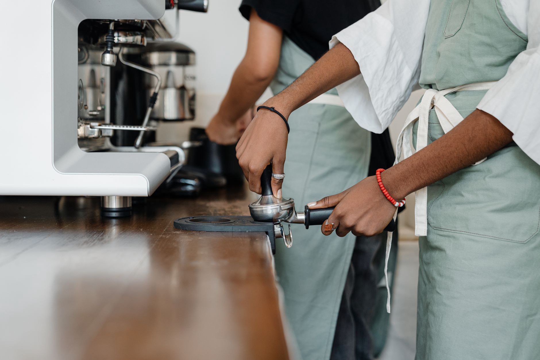 Đồng Phục Tạp Vụ Văn Phòng: Chọn Vải, Form Và Màu Cho Bền Đồng Phục Tạp Vụ Văn Phòng: Chọn Vải, Form Và Màu Cho Bền
